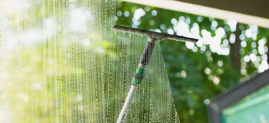 Limpieza de cristales en altura para edificios de oficinas: por qué postergarla cuesta más de lo que imaginas 4 Limpieza de cristales en altura para edificios de oficinas: por qué postergarla cuesta más de lo que imaginas