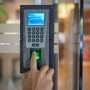Control de accesos y portería para empresas en Bizkaia: por qué la seguridad de tu negocio empieza en la entrada