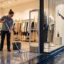 Limpieza de locales comerciales en Bilbao: tu escaparate vende antes de que entre nadie